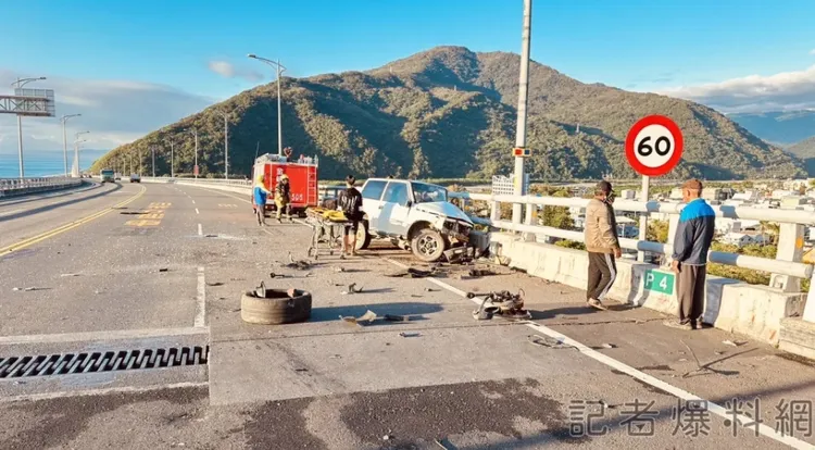 特斯拉車頭嚴重毀損。翻攝自記者爆料網