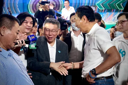 「藍白合實在難看！」　民進黨高層：柯文哲還在向郭台銘招手