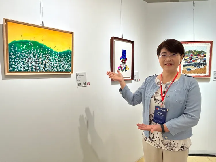 台中市文化局長陳佳君邀請民眾到中友百貨看展。中友提供