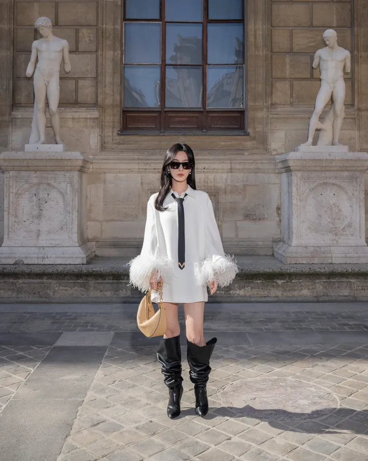 楊紫身穿Black Tie系列寬鬆白襯衫搭配黑色及膝長靴。品牌提供