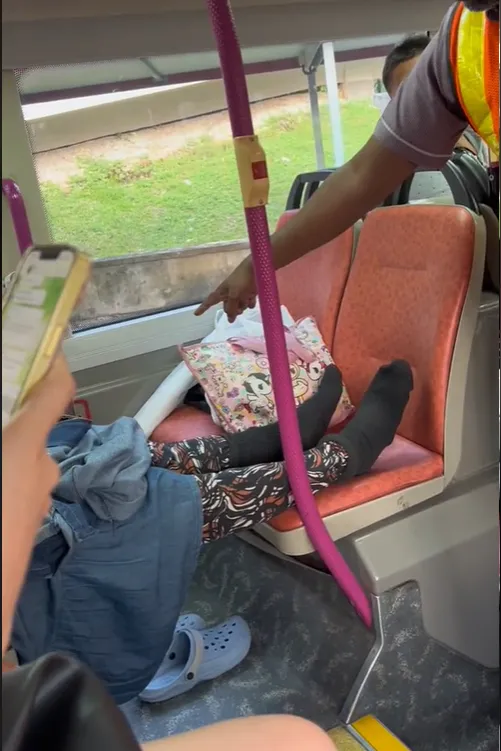 婦人把腳翹在對座。@bbshidah