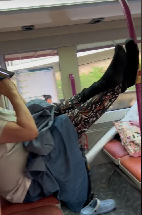 婦人被制止後繼續把腳翹高。@bbshidah