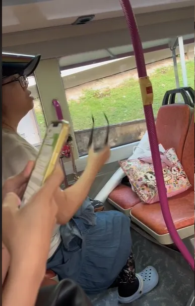 婦人戴了遮陽帽、玻璃鏡片眼鏡，還戴了深色太陽眼鏡。@bbshidah