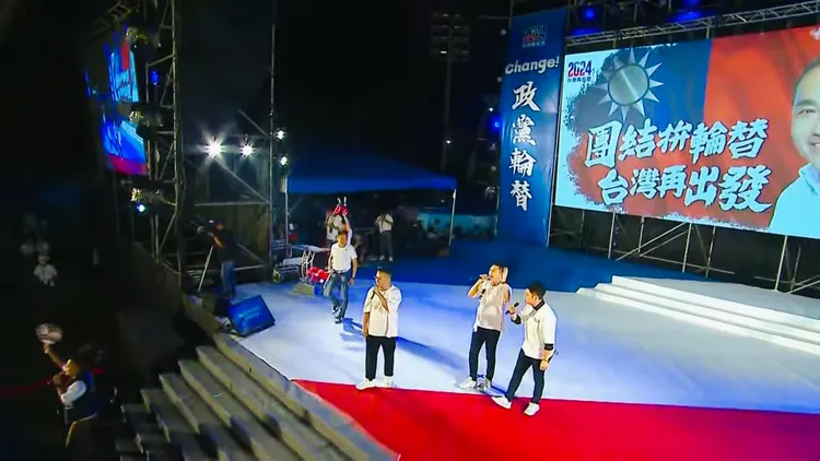 立委參選人上台高歌炒熱氣氛。取自現場共訊畫面