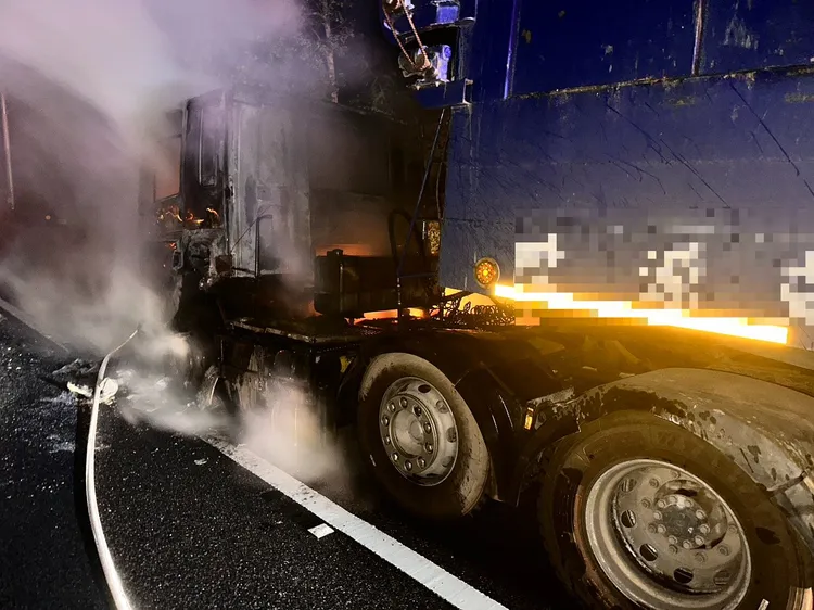砂石車在國道火燒車。民眾提供