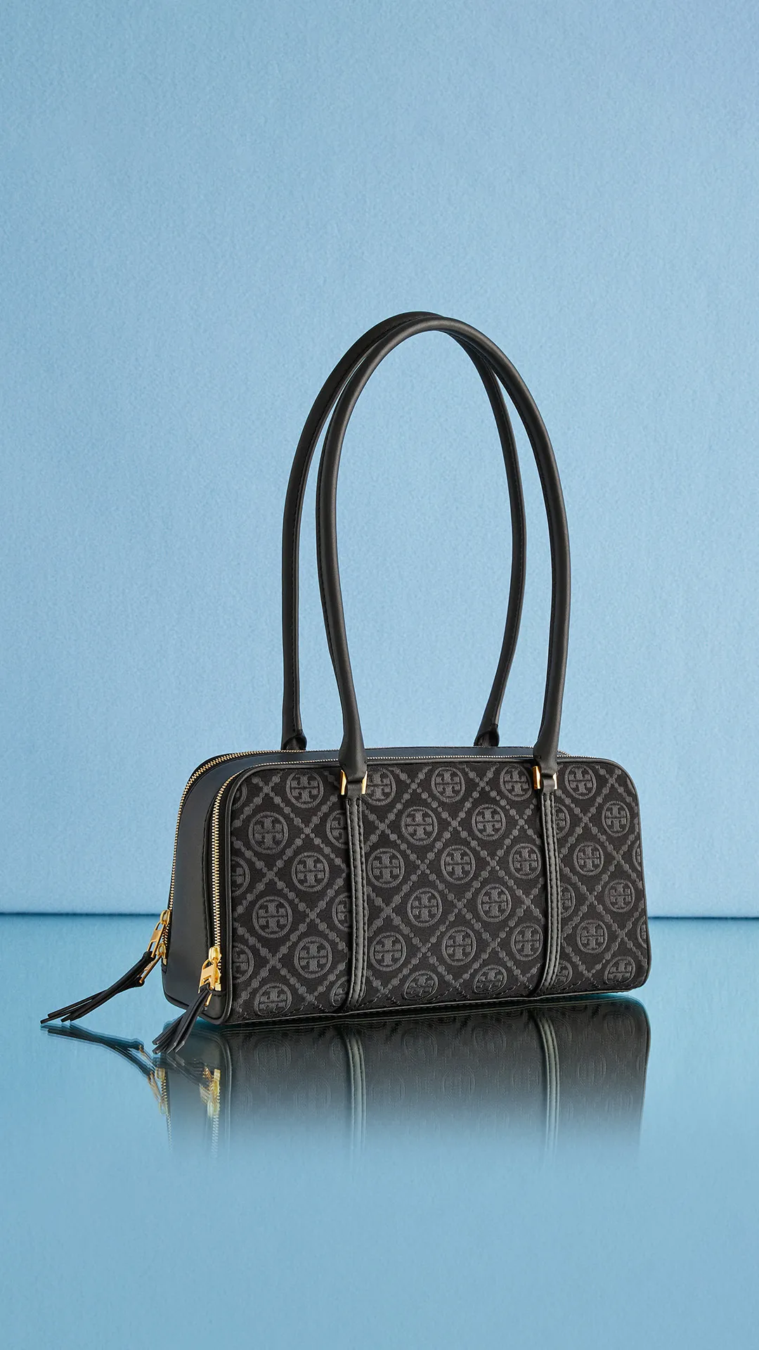 T MONOGRAM MARSHMALLOW小號手提包，1萬9900元。品牌提供