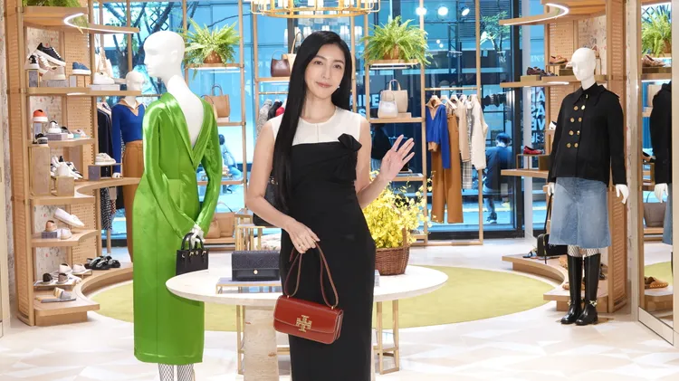 楊謹華今身著品牌秋冬秀款的抓皺設計黑白無袖洋裝。攝影中心攝