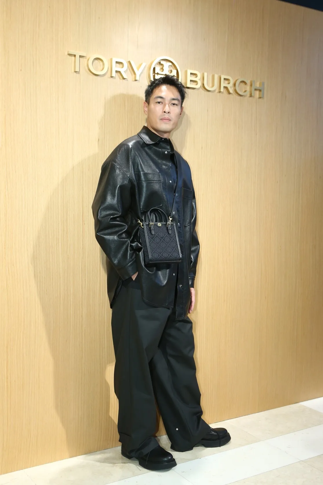 楊祐寧搭配低調款式的T Monogram Black系列迷你托特包。攝影中心攝