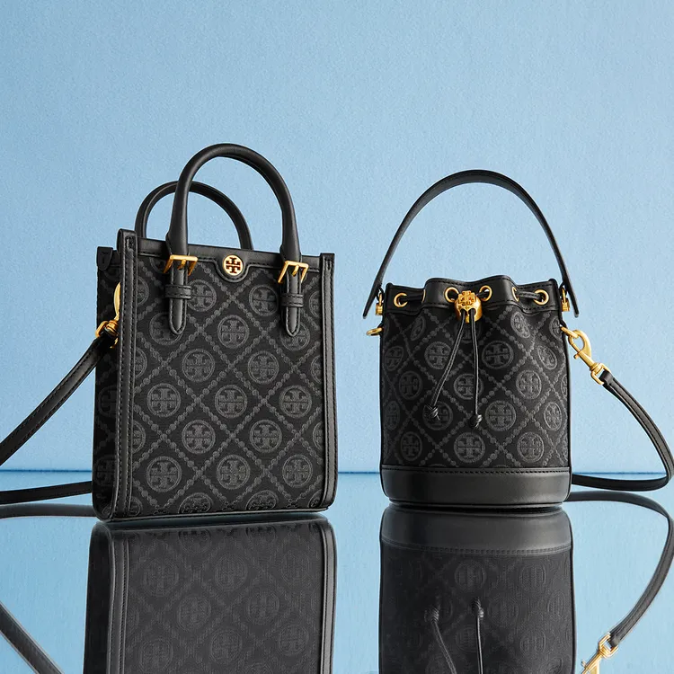 T MONOGRAM迷你托特包1萬6900元（左）、T MONOGRAM迷你水桶包1萬6900元（右）。品牌提供