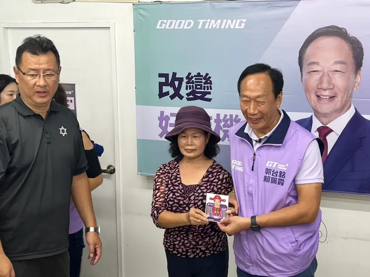 郭台銘發送的限量錢母，大受民眾歡迎。鮮明攝