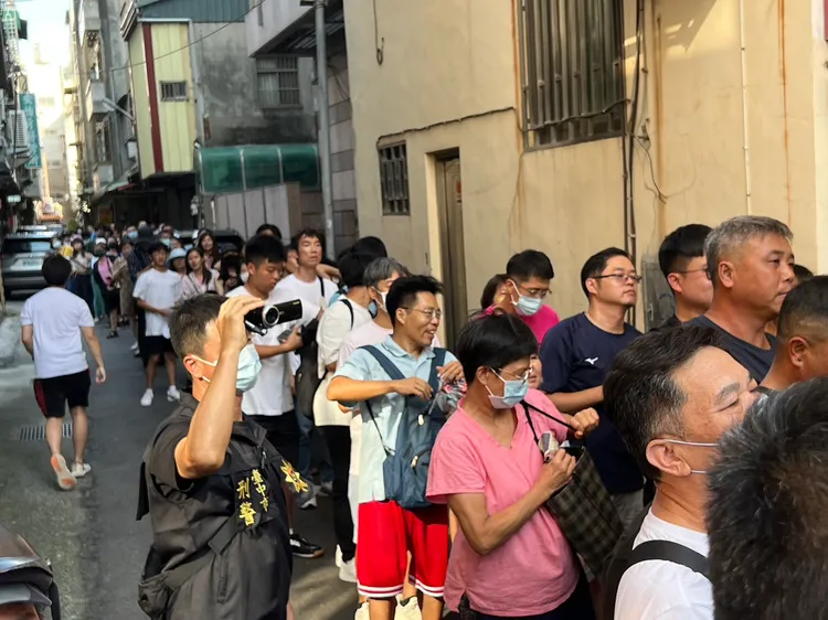 民眾排隊領取郭台銘限量錢母。鮮明攝