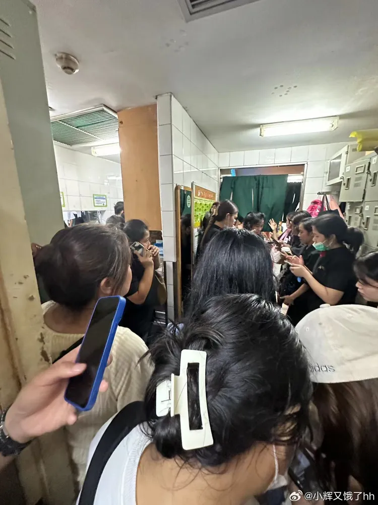 商店讓民眾躲在暗門後面。翻攝微博