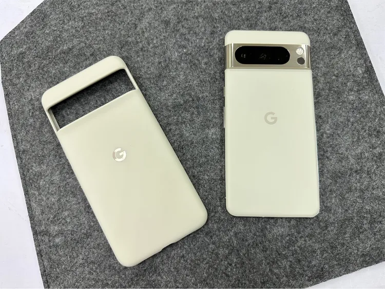 原廠手機殼(左)與主機。陳怡文攝