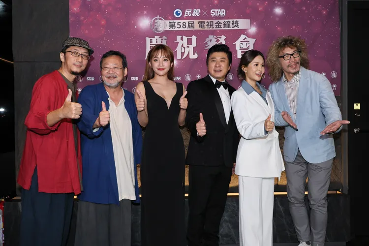 眾星開心慶功。娛樂中心攝