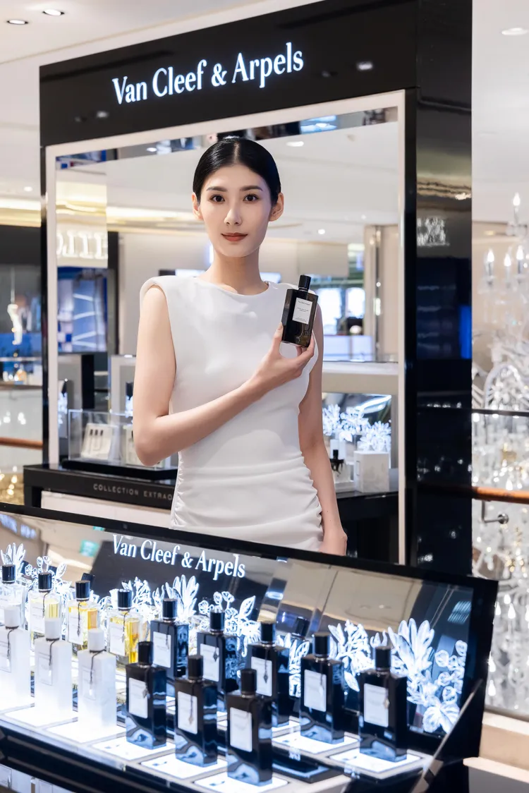 梵克雅寶月夜玫瑰淡香精在此旗艦香氛專門店獨賣。品牌提供