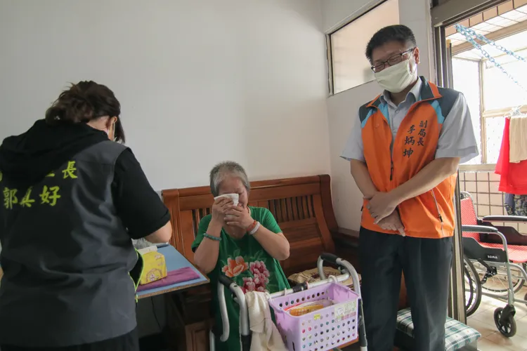 土城獨居長輩在郵局愛心公益隊和里長介入關懷服務整理之後  感動得落淚。社會局提供