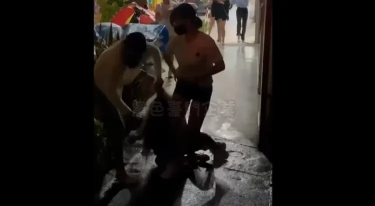 少女被多人圍毆。翻攝畫面