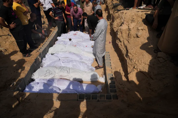 加薩民眾埋葬罹難的同胞。美聯社
