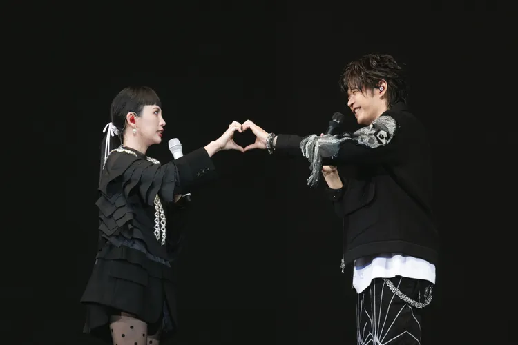 阿璞（右）和魏如萱同台合唱。KKLIVE提供