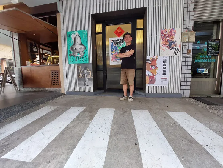 艾比路唱片行門口仿Beatles 專輯《Abbey Road 》畫上白色斑馬線。凃建豐攝