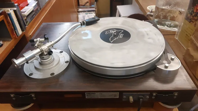 黑膠唱片音色溫潤，無可取代。凃建豐攝