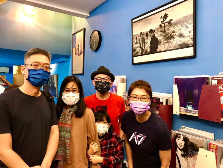 原住民歌手以莉高露一家來艾比路唱片行。陳建勳提供