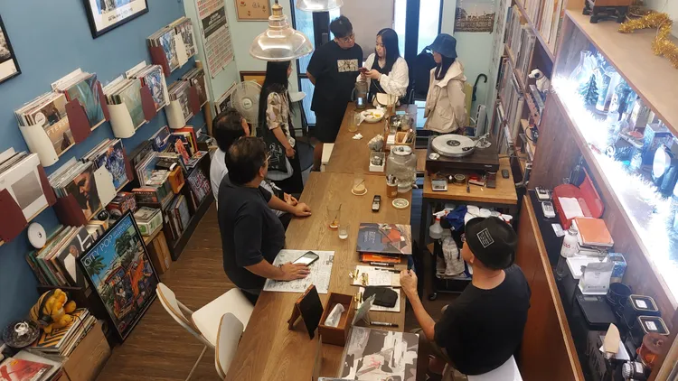 熟客都喜歡坐一樓吧台座位區跟老闆聊音樂。凃建豐攝