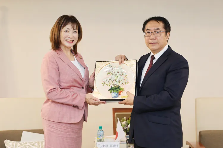 土浦市長安藤真理子7月份曾率團拜會南市長黃偉哲。市府提供