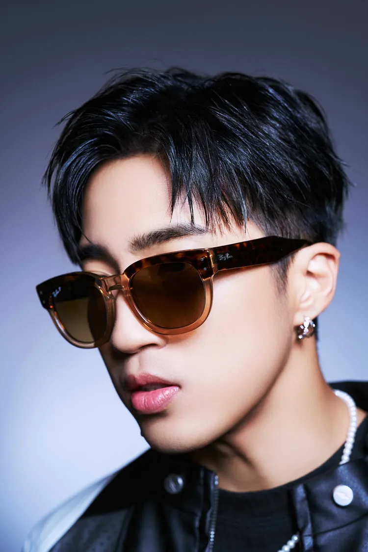 MEGA HAWKEYE透過雙色設計碰撞出前衛氣息。品牌提供