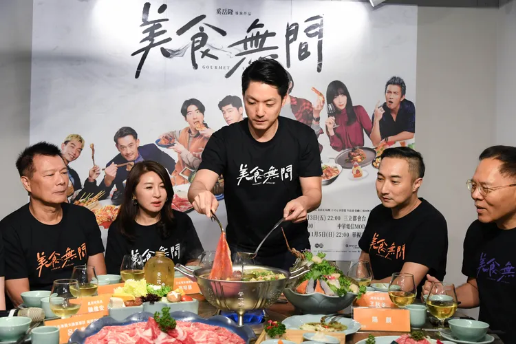 市長蔣萬安（中）大啖美食。三立提供