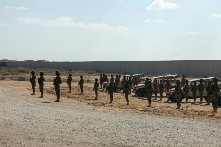 駐守拉法關卡的埃及軍員。路透社