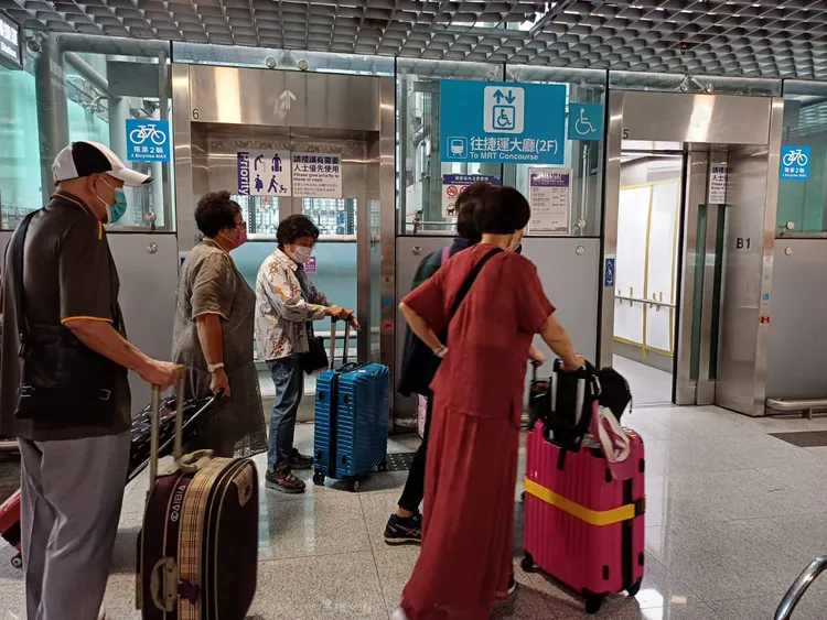 智慧電梯主動開門迎客。桃捷公司提供