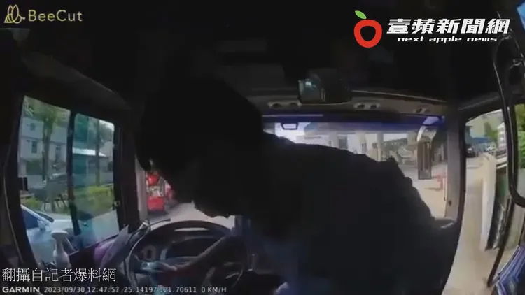 司機情緒崩潰又無可奈何，只好猛捶方向盤洩憤。翻攝自記者爆料網