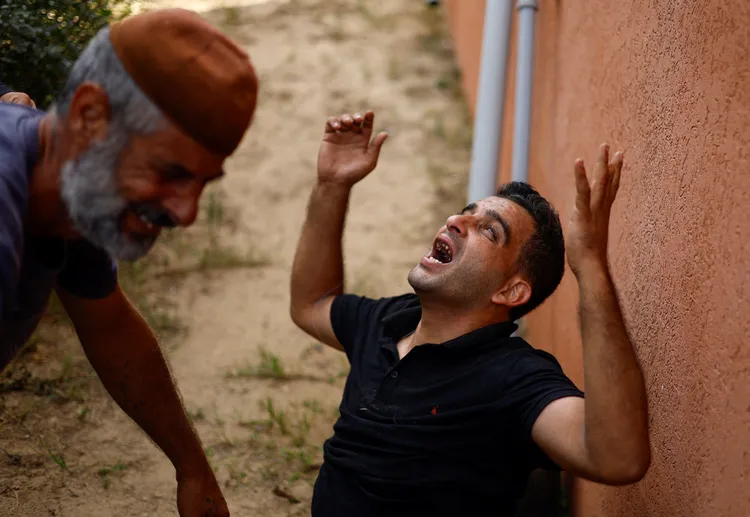 失去親人的男子。路透社