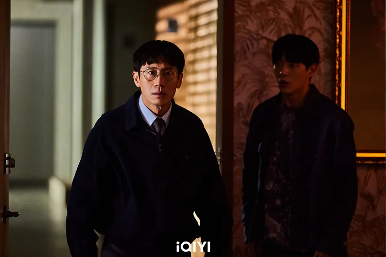 申河均（左）首次戴眼鏡拍戲，辛載夏以最自然的造型呈現。愛奇藝國際站提供