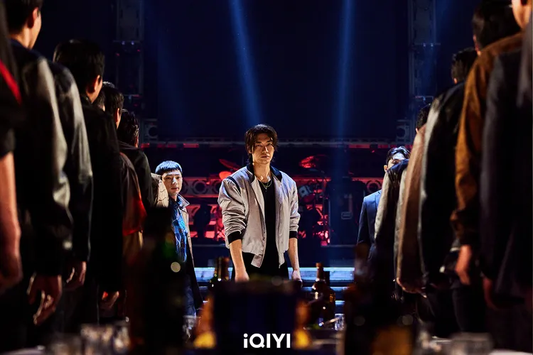 金英光劇中刻意穿寬鬆的衣服，凸顯黑道大哥的氣勢。愛奇藝國際站提供