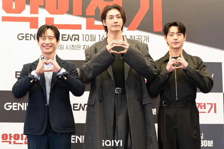 申河均（左起）、金英光、辛載夏日前出席記者會，比出「惡魔愛心」。愛奇藝國際站提供