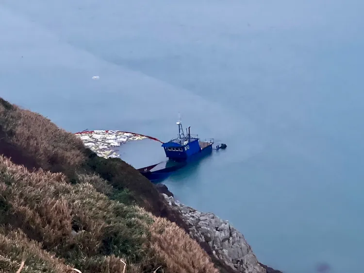 該船隻擱淺於東引岸際。翻攝畫面