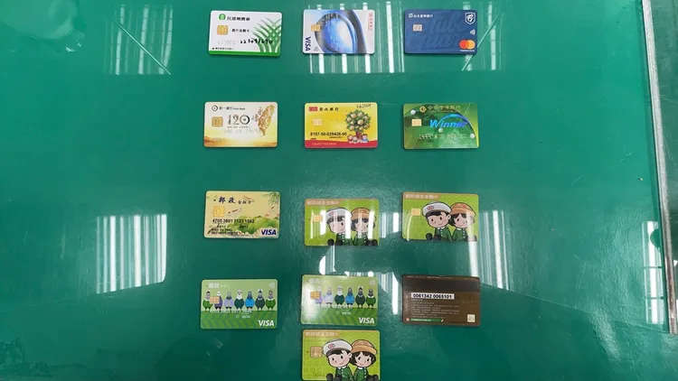 查扣的提款卡。桃園警分局提供