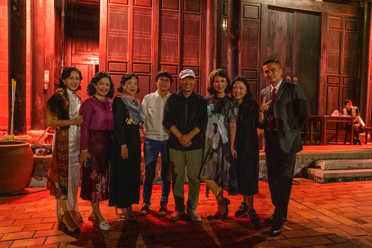 侯孝賢（右四）有去片場探班。甲上提供