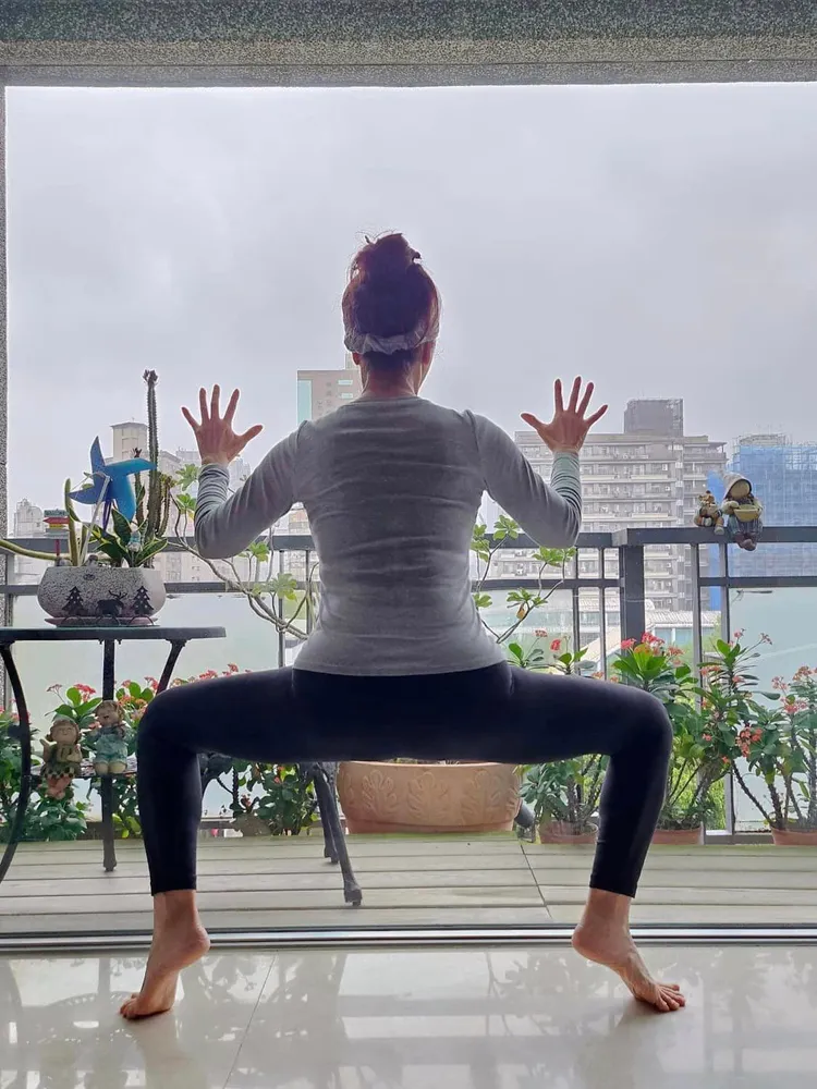 陳美鳳這深蹲的姿勢太高難度，網友開玩笑說：「好厲害的蛤蟆功，讚！」翻攝陳美鳳臉書