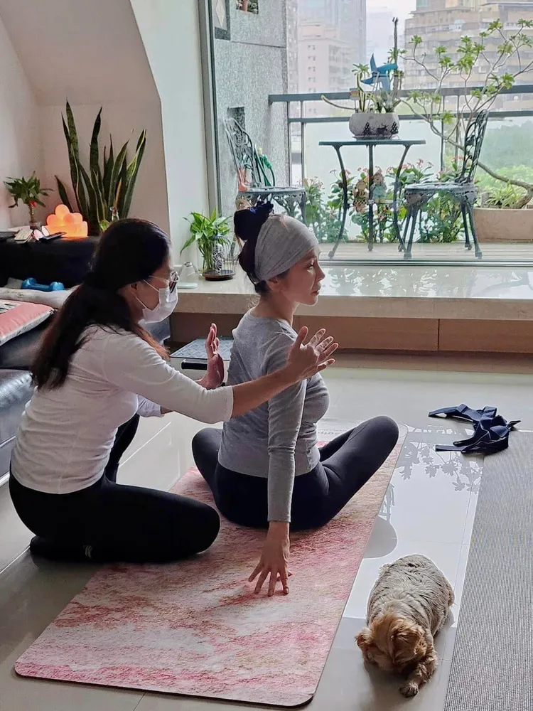 從新加坡歸來後，自律甚嚴的陳美鳳立刻開始勤練瑜伽。翻攝陳美鳳臉書