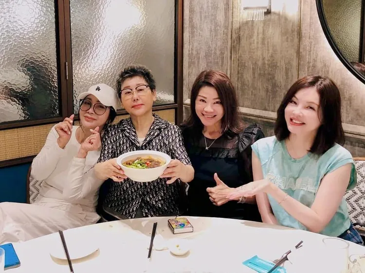 陳美鳳日前和藍心湄、何如芸一同組團去新加坡旅遊，大啖當地美食。翻攝陳美鳳臉書