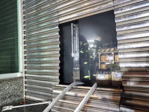 台北市內湖一店家火警！疑遭人放爆裂物　嫌犯落網