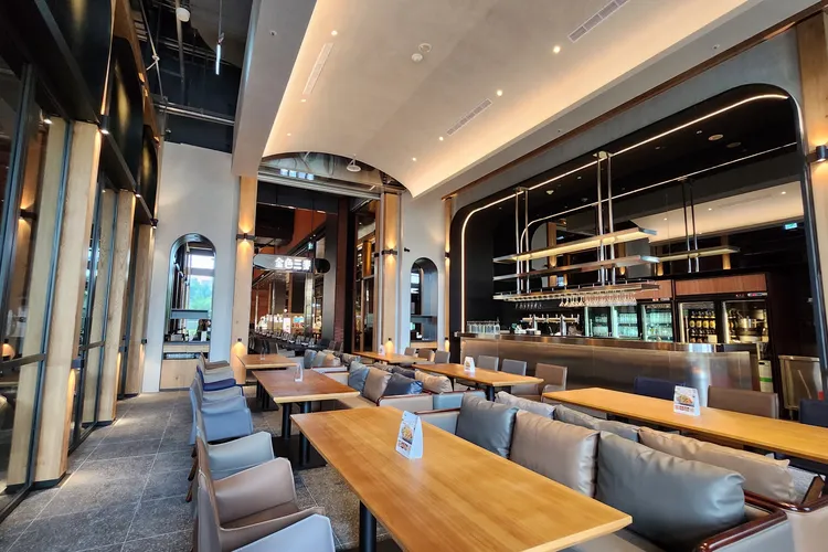 金色三麥在新店裕隆城1樓盛大開幕，即起至10/26消費滿500送100電子優惠券。業者提供