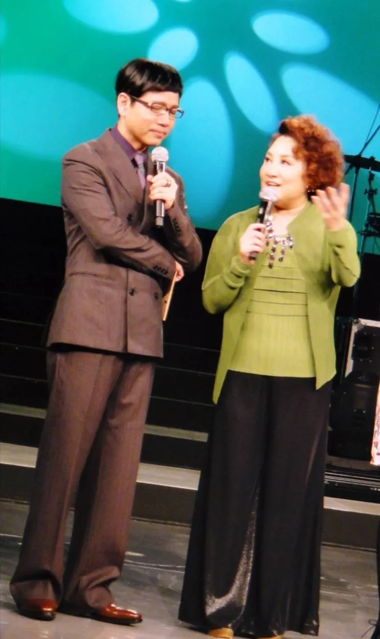 2011年，陳凱倫（左）一通電話，陳盈潔立刻來上他主持的歌唱節目。陳凱倫提供