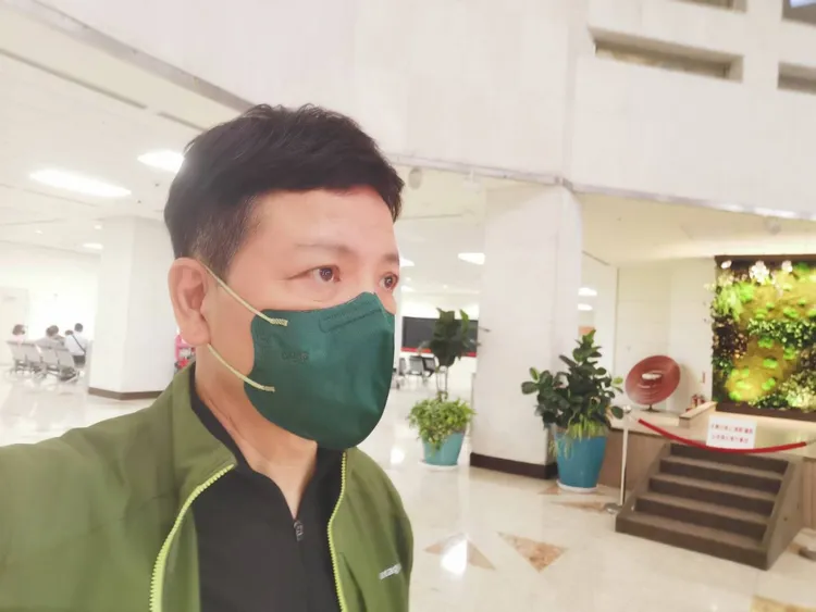 陳凱倫上周日（22日）赴台北榮總探望陳盈潔，走出她病房後流下不捨的淚水。陳凱倫提供