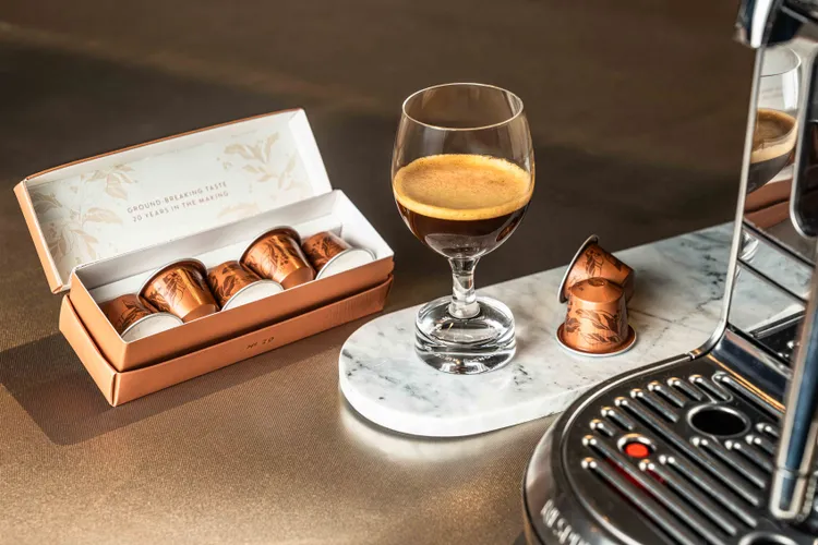 細細品嚐N°20於舌尖交融著迷人的橙花香調及清新柑橘香調。業者提供