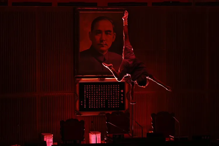 白晝之夜燈光被批評。林林攝