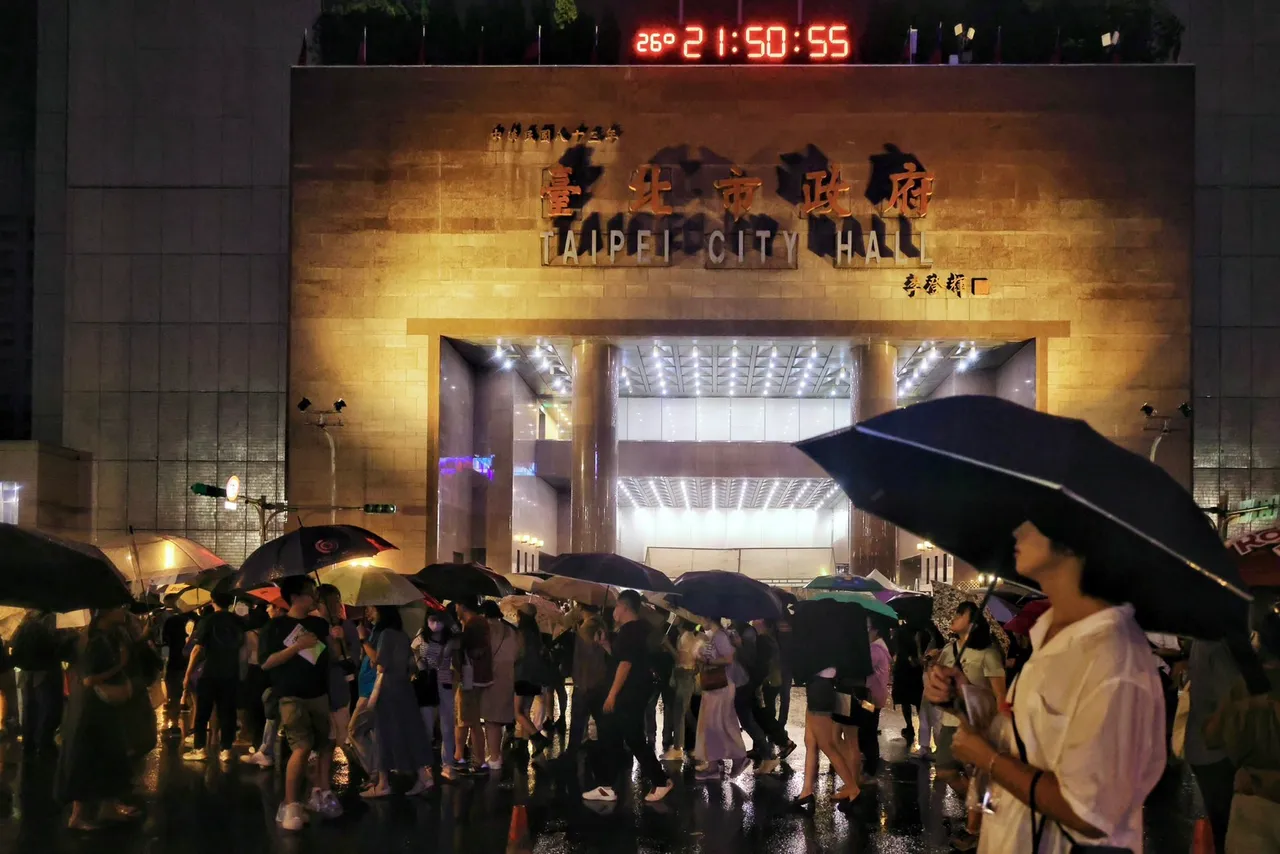 不少人抱怨視線被雨傘擋住。林林攝